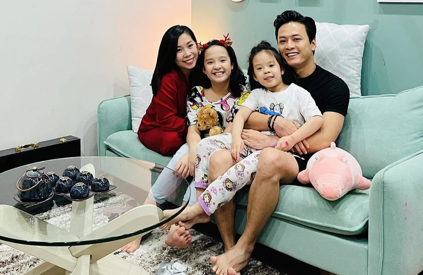 Khoảnh khắc hạnh phúc của Hồng Đăng bên vợ và 2 con gái