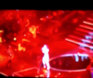 Trong live show Bang Bang diễn ra ở Bắc Kinh, Trương Lương Dĩnh gặp tai nạn rơi từ sân khấu cao xuống hố sâu 2 m trong khi đang biểu diễn trực tiếp.