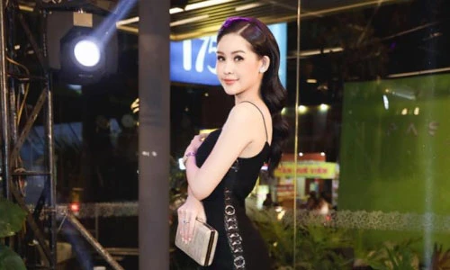 Lê Âu Ngân Anh gợi cảm với váy xẻ lườn đi sự kiện