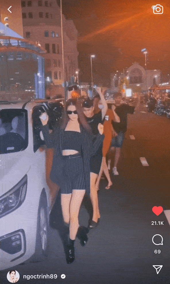 br/> Dù TPHCM đã chuyển sang giai đoạn bình thường mới nhưng việc đeo khẩu trang khi ra ngoài, đặc biệt là ở nơi tập trung đông người là việc làm phản ánh ý thức chung tay chống dịch cho cộng đồng và cho chính bản thân mình. Tuy nhiên, Ngọc Trinh dường như không để tâm đến điều này khi liên tiếp quay clip trong tình trạng quên khẩu trang. Mới đây, khi chia sẻ đoạn clip TikTok cùng những người giúp việc, chân dài Trà Vinh không chỉ bị soi dùng app kéo chân hơi lố mà còn không có bất cứ thiết bị nào che chắn giọt bắn cả.