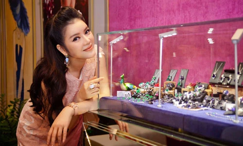 Lý Nhã Kỳ mang kim cương triển lãm mừng năm mới