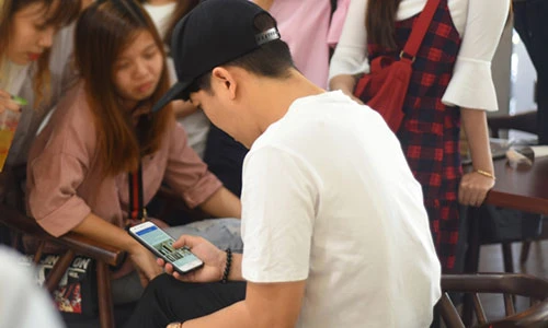 Trường Giang thất thần xem clip Nam Em đến nhà tặng quà sinh nhật