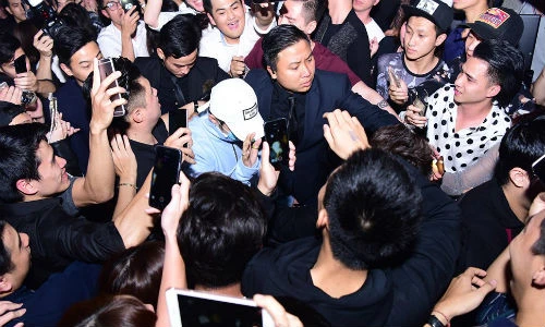 Sơn Tùng M-TP vất vả thoát vòng vây hàng nghìn fan