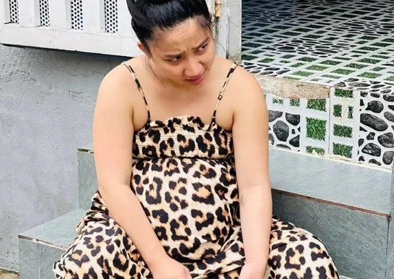 Vợ Lê Dương Bảo Lâm 9 tháng bầu mặc đúng 1 kiểu váy 