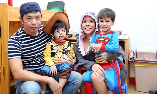Danh hài Việt Hương đón Halloween cùng con trai nuôi