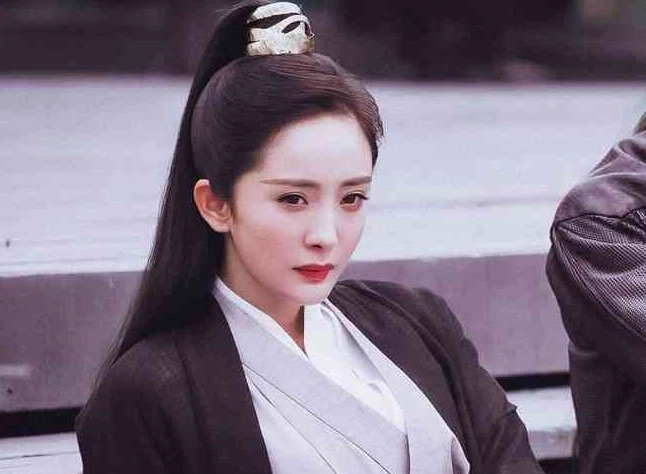 Phim Trung Quốc gây cười nữ giả nam ngực nhô cao, trang điểm đậm