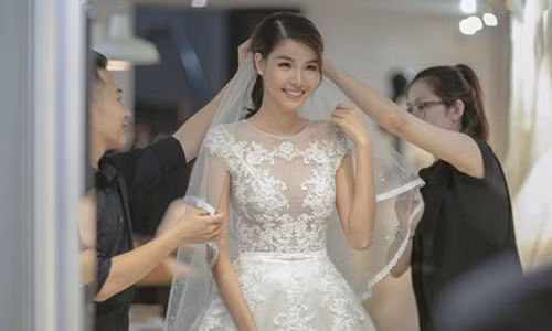 Ngắm váy cưới của Kỳ Hân được Mạch Hồng Quân “bạo chi“