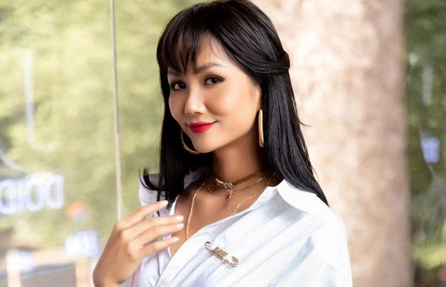 Hoa hậu H'Hen Niê để tóc dài đẹp ngời ngời vẫn bị chê