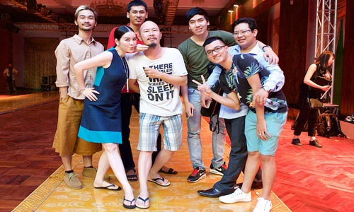 Lý Nhã Kỳ đi dép tông chỉ đạo tổng duyệt show khủng