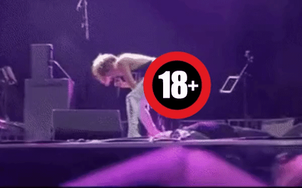 Nu ca si tieu vao mat khan gia tren san khau gay soc-Hinh-2