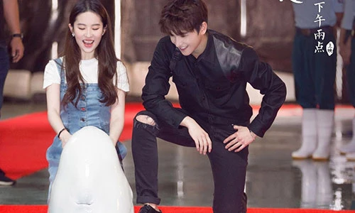 Lưu Diệc Phi trổ tài huấn luyện cá heo giữa họp báo