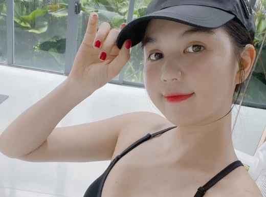 Từng bị chê “lép”, Ngọc Trinh khoe vòng 1 đẫy đà khi “sổ sữa“