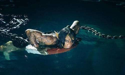 Phạm Anh Khoa nằm dưới hồ cùng trăn "khủng" để quay MV