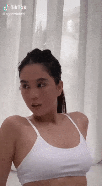 Tăng cân khiến Ngọc Trinh trở nên đô con hơn, gương mặt tròn xoe như cái đĩa.