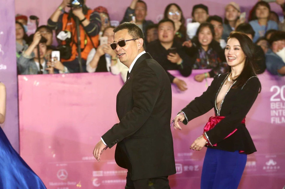 Thư Kỳ diện táo bạo hút ống kính trên thảm đỏ