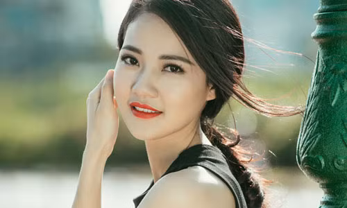 Hoa hậu Trần Thị Quỳnh đẹp dịu dàng với trang phục crop-top