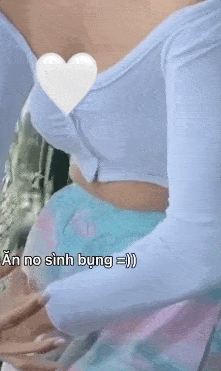 ể minh chứng, Minh Tú còn thực hiện động tác thở ra - hóp bụng cực "uy tín".