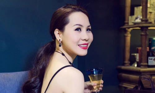 Nữ hoàng Kim Chi khoe vai trần quyến rũ