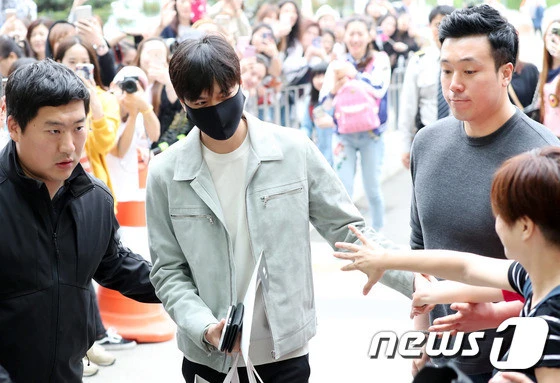 Fan xếp hàng dài tiễn Lee Min Ho lên đường nhập ngũ