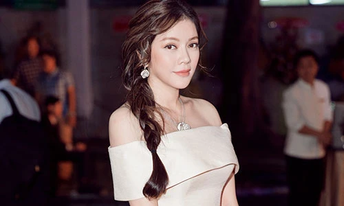 Lý Nhã Kỳ đẹp quý phái đi sự kiện