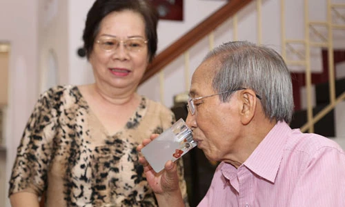 Vợ Nguyễn Ánh 9 âm thầm ủng hộ chồng thực hiện liveshow