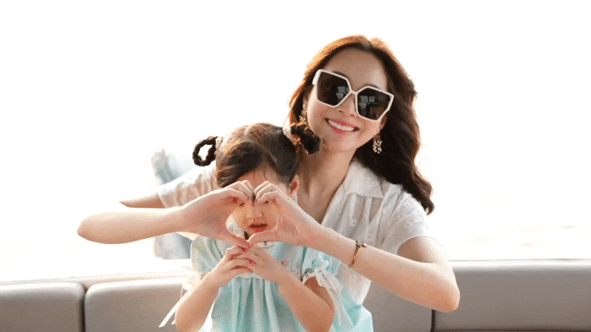 Sophie là trái ngọt hôn nhân đầu tiên của hoa hậu Đặng Thu Thảo và doanh nhân Nguyễn Trung Tín. Cô bé chào đời ngày 20/3/2018. Ái nữ nhà Hoa hậu Việt Nam được nhận xét giống mẹ, đáng yêu.