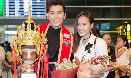 Khánh Ngân ra sân bay lúc nửa đêm đón Nam vương Ngọc Tình