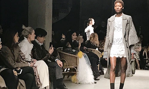 Người mẫu Hoàng Thùy ngồi hàng đầu xem show Burberry tại London