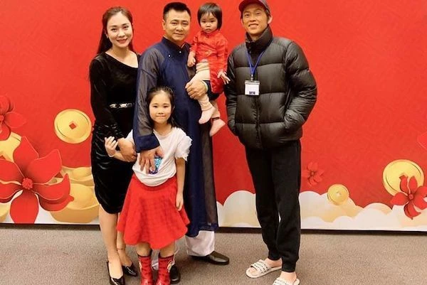 Hoài Linh giản dị hội ngộ gia đình NSND Tự Long