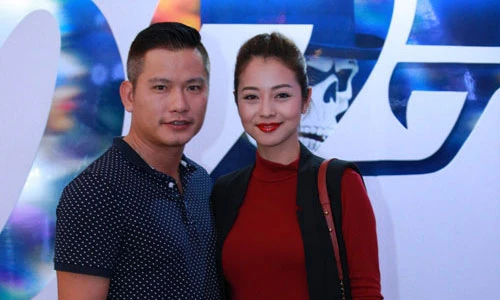 Vợ chồng Jennifer Phạm tình tứ đi xem phim điệp viên 007