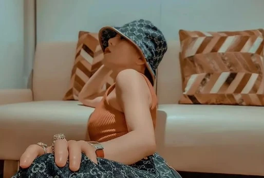 Tranh cãi hành động của Lệ Quyên ngày Phi Nhung qua đời