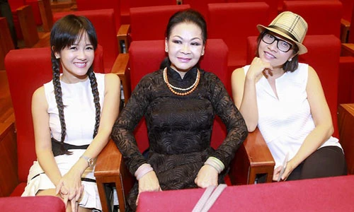 U50 Hồng Nhung trẻ như nữ sinh hội ngộ Khánh Ly