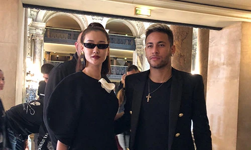 Maya chụp ảnh cùng cầu thủ Neymar tại show diễn Balmain