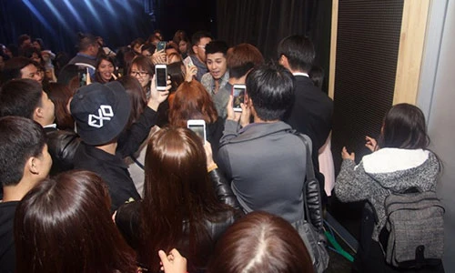 Noo Phước Thịnh được khán giả vây kín tại Hàn Quốc