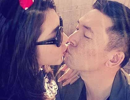 Ngọc Quyên và chồng sắp cưới hôn say đắm giữa phố đông