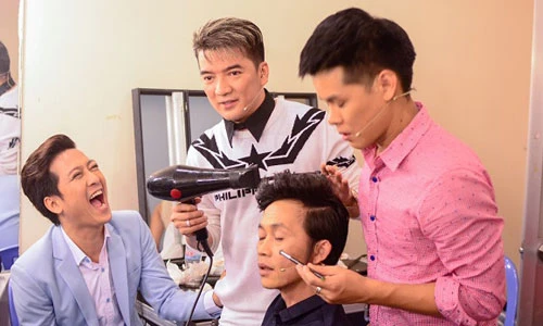 Đàm Vĩnh Hưng tự tay trang điểm, làm tóc cho Hoài Linh