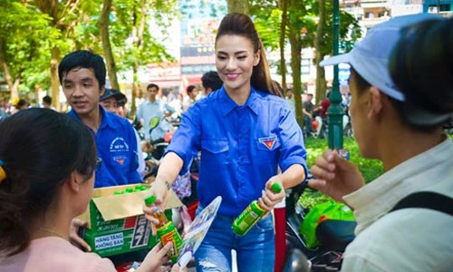 Người mẫu Hồng Quế đội nắng đi tiếp sức mùa thi