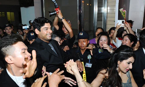 Sao "Cô dâu 8 tuổi" tươi rói trong vòng vây fan HN