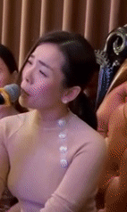 Lệ Quyên hát như nuốt đĩa mà Lâm Bảo Châu có vẻ không chú ý mấy. Vậy mà cư dân mạng lại để ý "chị đẹp" từng chi tiết nhỏ. Đó chính là đôi mắt chớp liên hồi của Lệ Quyên.