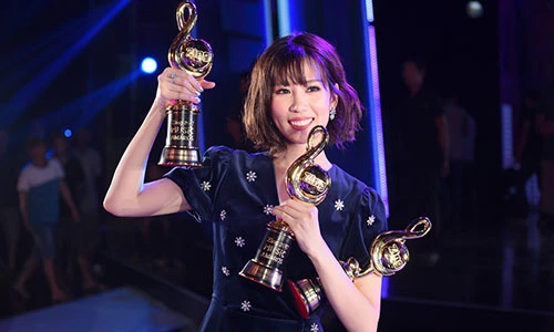 Ca sĩ Min đại thắng nhận 3 cúp trên sân khấu ZMA 2017