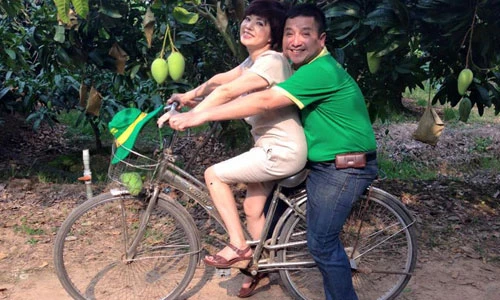 Chí Trung - Ngọc Huyền quấn quýt như thời mới yêu