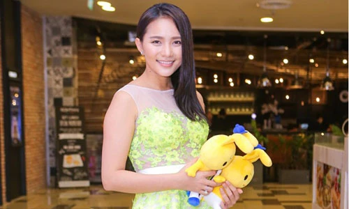 Phan Như Thảo lẻ bóng đi xem phim sau đính hôn 