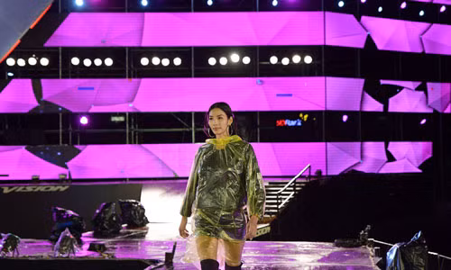Người mẫu Hoàng Thùy đội mưa tổng duyệt show thời trang