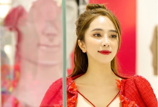 Diễn viên Quỳnh Nga đẹp gợi cảm với váy đỏ rực