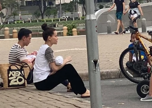 Kim Lý - Hồ Ngọc Hà ôm con ngồi bệt trên hè phố gây sốt