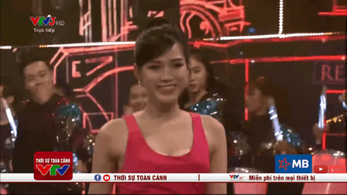 Tuy nhiên cũng vì phần cổ xẻ sâu mà khi di chuyển, Đỗ Thị Hà đã vô tình để lộ phần "phụ kiện" bên trong. Cô nàng vẫn di chuyển nhịp nhàng, thần thái rạng rỡ mà không hay biết đã mắc lỗi trang phục.