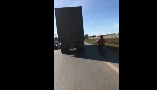 Video: Hoảng hồn xe máy núp hông container để tránh nắng
