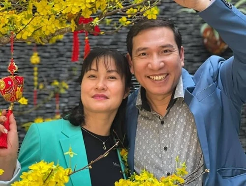 Chí Trung tình cảm bên bạn gái, Quang Thắng khoe ảnh vợ