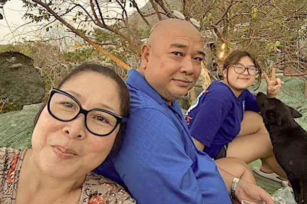 NSND Hồng Vân khoe ảnh hạnh phúc bên ông xã và con gái