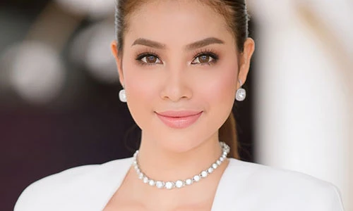 Phạm Hương quyền lực khi làm “host” Miss Universe Vietnam 2017